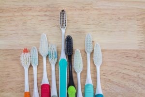Регулярно меняйте зубные щетки