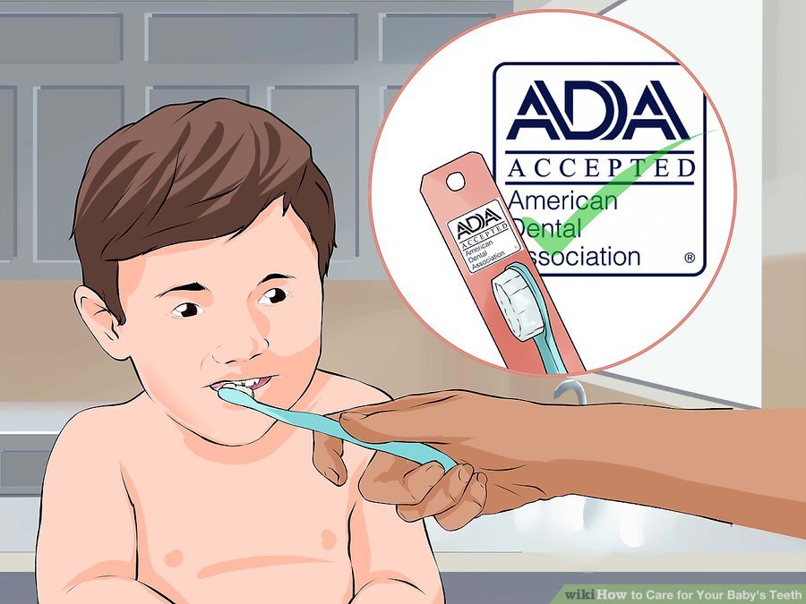 Взрослые должны чистить зубы детям до 10 лет